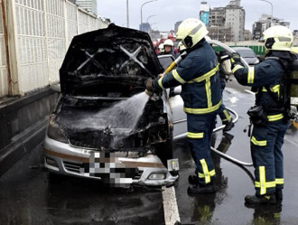 台北市民高架「火燒車」狂竄黑煙！消防拉水線撲滅 幸無傷亡