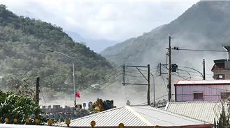 康芮肆虐台東再迎風飛沙 民眾拿毛巾塞門縫苦喊：掃不完