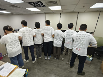 郭國文搶不了！徐巧芯助理組人牆「宣讀內容穿身上」：你搬搬看