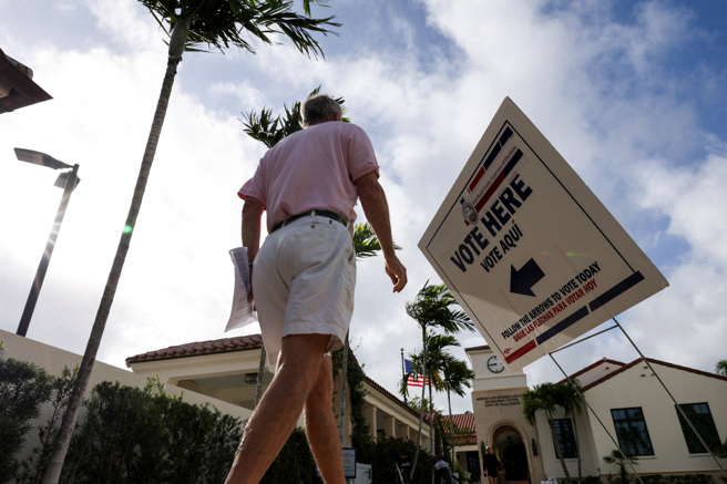 美国2024大选5日投票，佛州棕榈滩选民上午前往投票所。（路透）