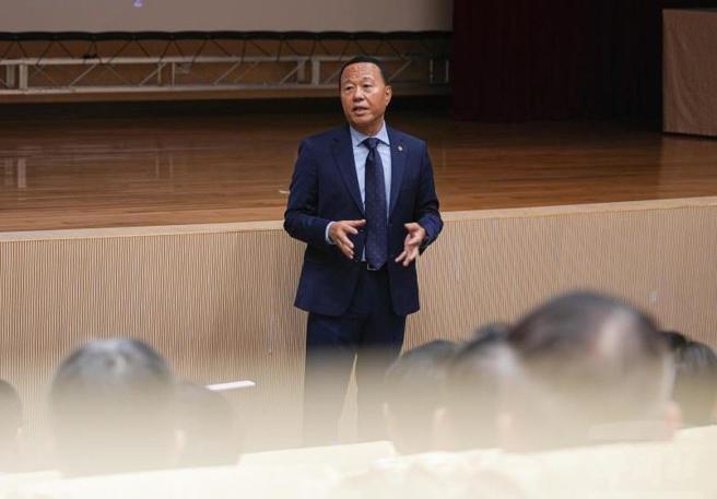 为提升建案作业效率与品质，柏副部长5日主持「国防部113年国军军事投资建案作业规定」讲习。（军闻社记者陈军均摄）