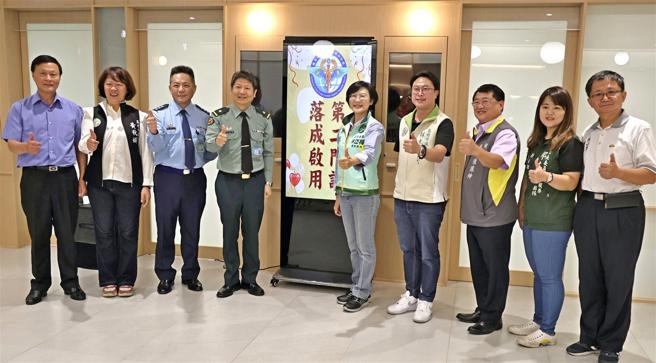 國軍高雄總醫院岡山分院第2門診中心昨日隆重開幕，邀請民代和地方仕紳共襄盛舉。（記者孫建屏攝）
