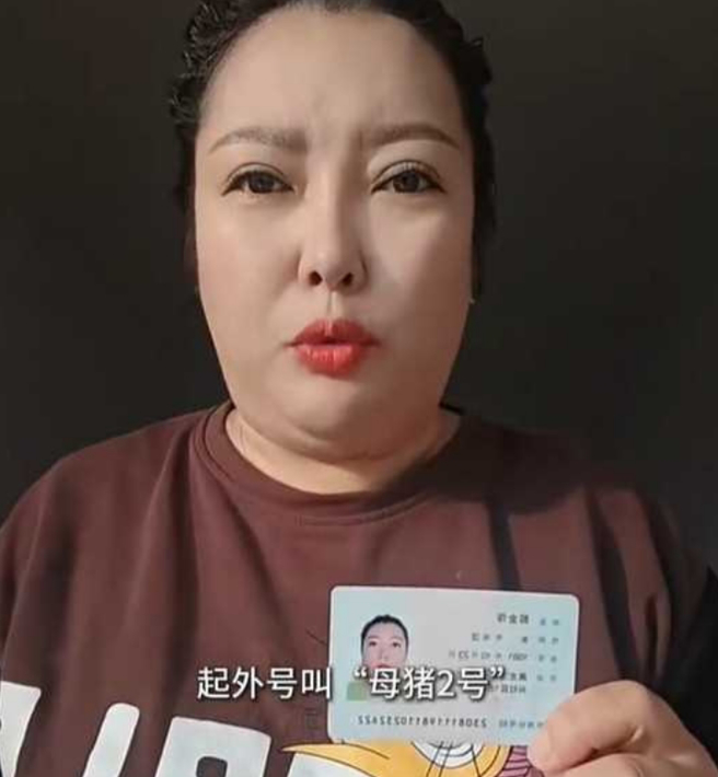 妈妈拍片实名举报，痛心表示女儿不敢上学，还得忧郁症。(图／取自微博)
