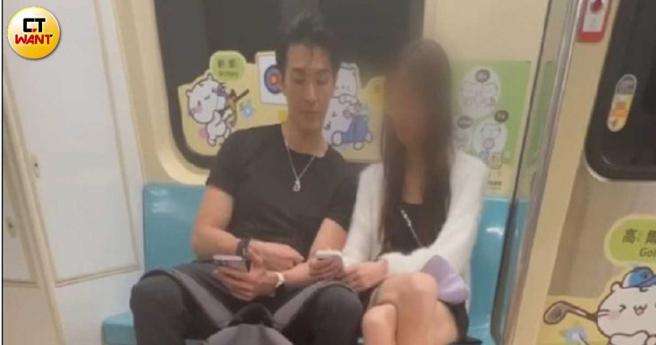 两人坐在捷运上滑手机，女生的手肘靠在锦荣的大腿上。（图／读者提供）