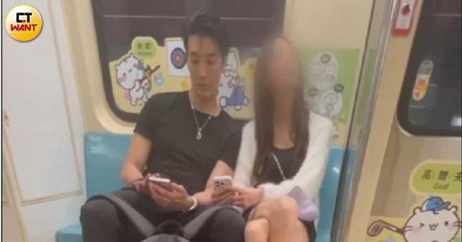 女生抬头看着上方，似乎是在看目前到了哪站，也让人看到她精致的脸庞。（图／读者提供）