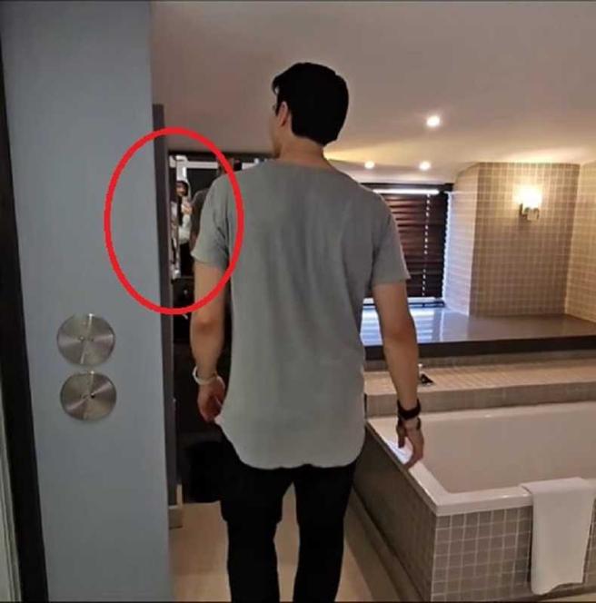 锦荣到南非旅行拍摄饭店开箱影片，也可看见疑似该美女的身影。（图／翻摄自锦荣IG）