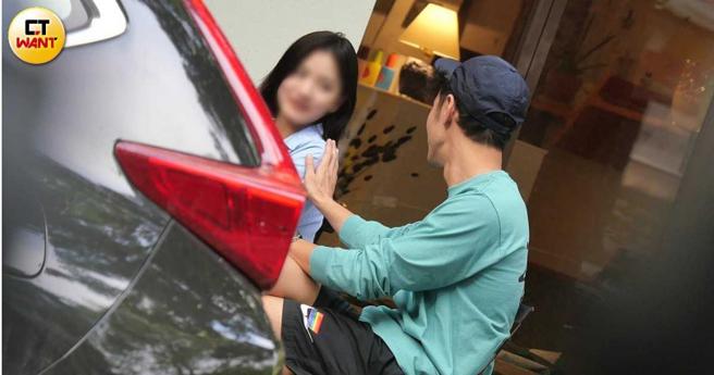 喝咖啡席間阮經天當著朋友的面撫女友的肩，女友也頻送電波回應，互動大方甜蜜。（圖／本刊攝影組）