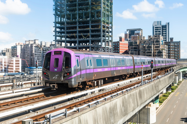 男子搭乘桃园捷运线，发现车厢车顶竟没有手拉环。（示意图，shutterstock／达志）