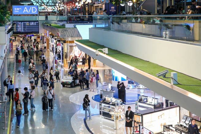 一名网友表示，富二代朋友环游世界后，觉得还是日本最好玩，话题引发热议。（陈麒全摄）