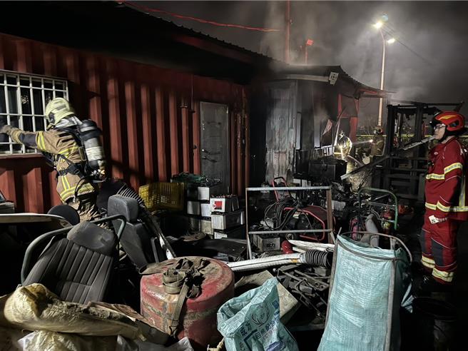 盐水区三明里一家货车修理厂的货柜屋办公室6日凌晨发生火警。（民眾提供／宝智华台南传真）