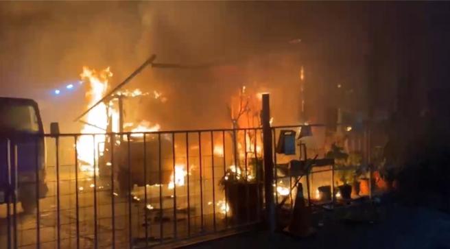 盐水区货车修理厂暗夜火警，货柜屋办公室陷火海。（翻摄画面）