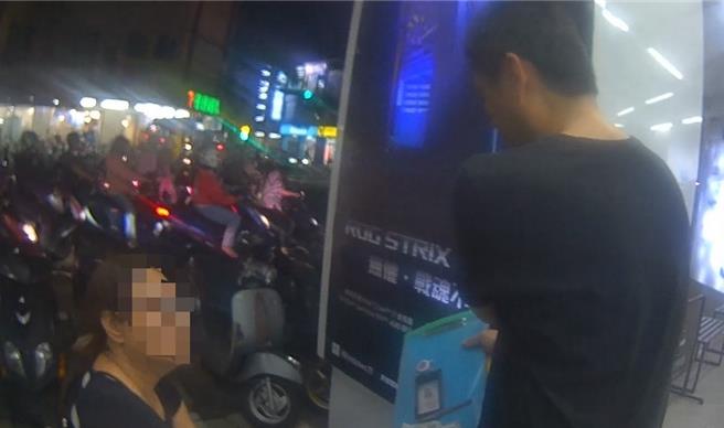 妇人佯装配合诈骗集团交付百万元，正当与车手面交取款时，埋伏警力一拥上前，当场将谢女逮捕。（翻摄画面／纪爰高雄报导）