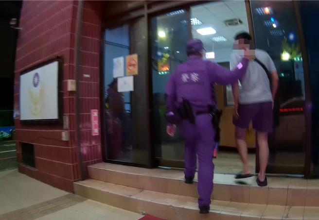 谢女遭逮时，附近1名男子立刻转身快步离去，警方拦下盘查发现他竟然是监控手，依法带回侦办。（翻摄画面／纪爰高雄报导）