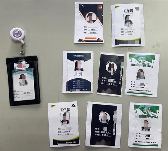 警方在谢女随身包包内起获手机及偽造员工识别证、工作机等诈骗工具。（翻摄画面／纪爰高雄报导）
