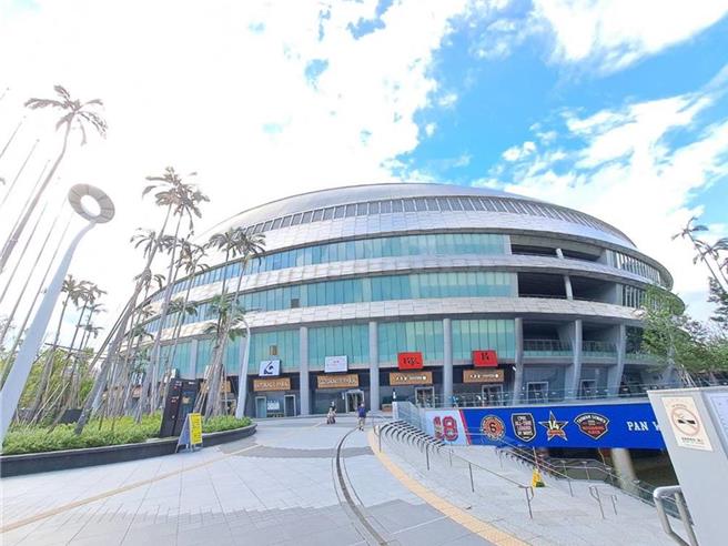 台北市建管处5日针对台北大巨蛋未依规定于取得使用执照后1年内办理公共安全检查申报，在主要出入口张贴「建筑物公共安全检查不合格场所」告示，也依《建筑法》裁罚12万元。（本报资料照片）