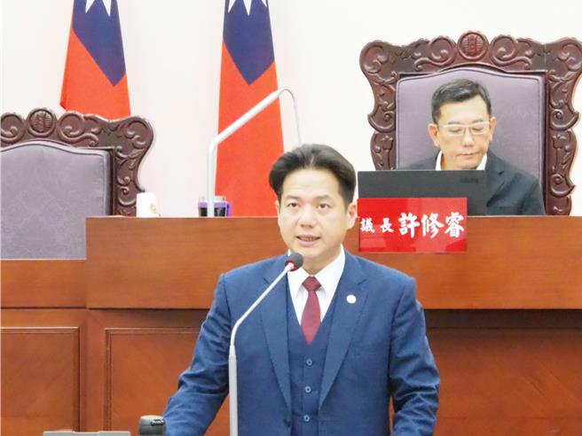 新竹市代理市長邱臣遠（前）首次到市議會作施政報告處女秀，大推市府的10大施政策與5大價值核心。（陳育賢攝）