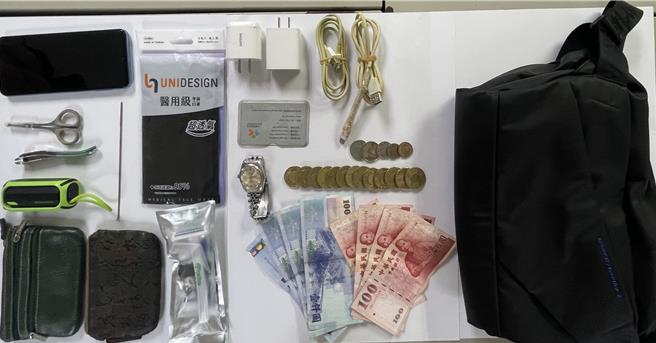 警方查獲男子偷來的物品，包括生活用品、捷運卡等，其中有1支勞力士手錶，男子堅稱非贓物，警方仍在調查中。（翻攝畫面／紀爰高雄傳真）