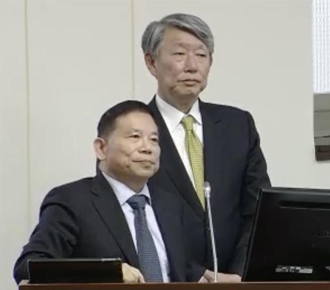 国发会主委刘镜清（前）、经济部长郭智辉在立法院经济委员会回覆立委们的质询。图／陈碧芬
