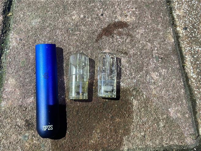 丧尸菸弹毒虫高速蛇行、闯红灯逃2小时，在三重街头逆向撞车，乘客落网、驾驶在逃。(翻摄照片／蔡依珍桃园传真)