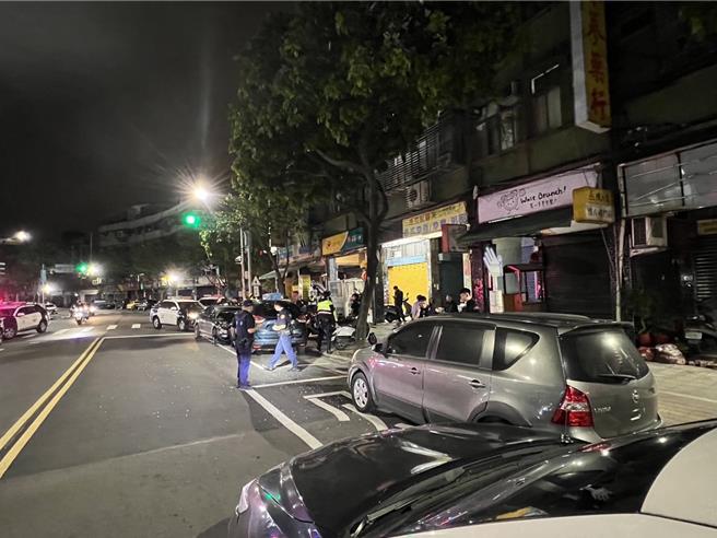 丧尸菸弹毒虫高速蛇行、闯红灯逃2小时，在三重街头逆向撞车，乘客落网、驾驶在逃。(翻摄照片／蔡依珍桃园传真)