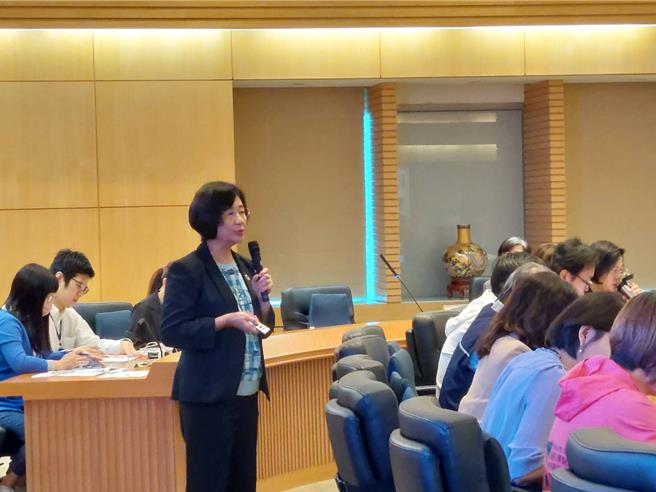 新北市衛生局長陳潤秋今（6）日市政會議中專案報告「健康永續新北城」。（陳慰慈攝）