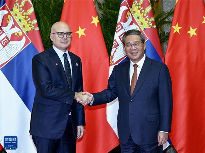 大陆国务院总理李强（右）5日下午在上海会见，来华出席第七届中国国际进口博览会的塞尔维亚总理佛契维奇（Milos Vucevic）。（摘自大陆外交部官网）