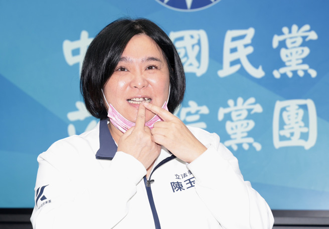 攸關幾千億中央、地方財權劃分的《財劃法》，6日在國民黨籍召委陳玉珍（見圖）將法案送出財政委員會，隨即散會，引來綠營不滿，不少綠委衝上前去，雙方爆發肢體衝突；事後，國民黨立法院黨團財政委員會立委們召開記者會，陳脫下口罩表示，今天的衝突讓她的牙齒都被打斷了，等等還要去補牙，呼籲民進黨不要再有不良的示範。（郭吉銓攝）