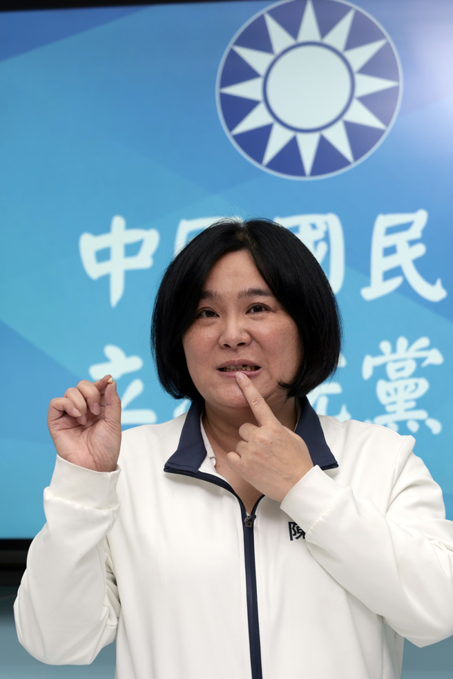 國民黨立法院黨團財政委員會立委們召開記者會，陳玉珍脫下口罩表示，今天的衝突讓她的牙齒都被打斷了，等等還要去補牙，呼籲民進黨不要再有不良的示範。（郭吉銓攝）