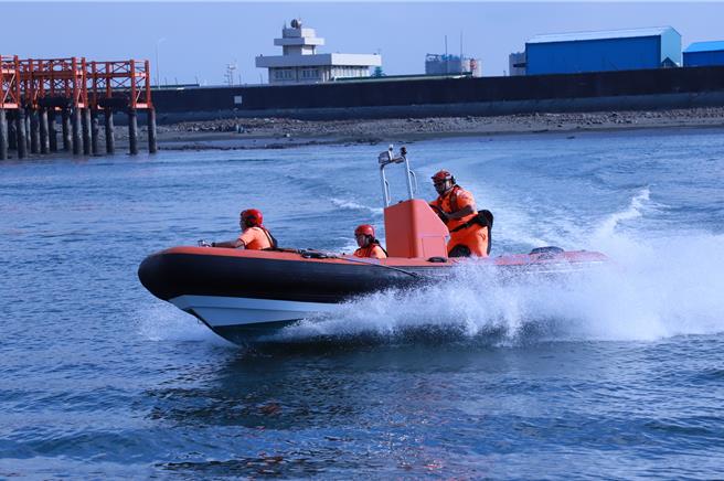 为表彰海巡英雄无私奉献与全年无休捍卫海疆，海洋委员会自2024年起将每年的11月8日定为「海巡节」，图为海巡救生艇。（海委会提供）
