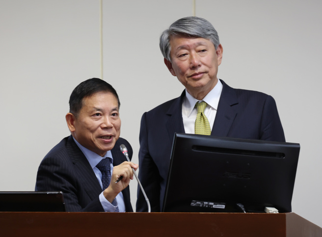 美总统选举结果将出炉，经济部长郭智辉（图右）表示，不论谁入主白宫，对台美经贸与台积电影响不大。（图／姚志平摄）