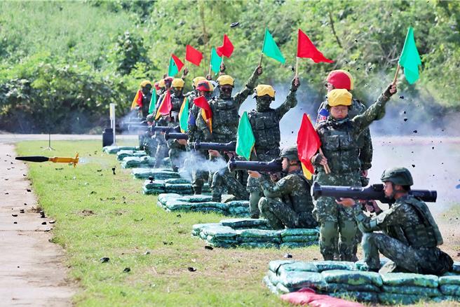 陸軍今（6）日邀請媒體採訪役男「基地戰力鑑測」實況，由隸屬八軍團一三七旅步一營的首批一年期義務役進行紅隼火箭彈射擊鑑測。（杜宜諳攝）