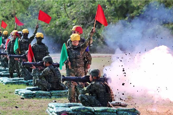 紅隼反裝甲火箭彈系統由我國中科院自行研發，由5.1公斤的發射筒、1.66公斤的彈體組成，單人即可操作，有效射程為220公尺。（杜宜諳攝）