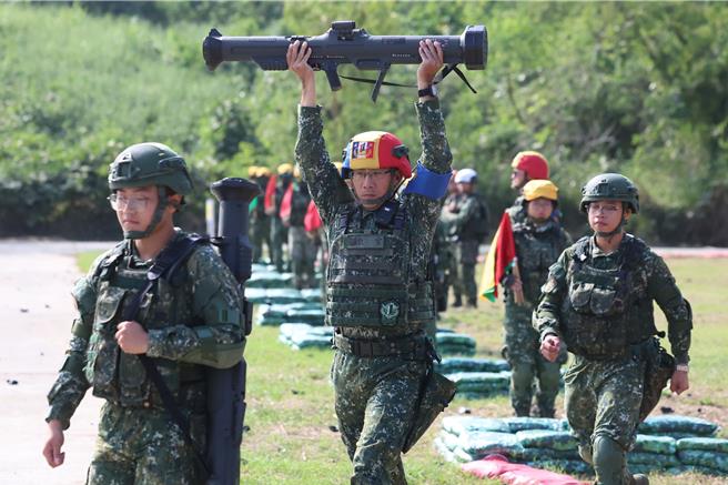 一名義務役士兵在射擊口令下達後，發現彈體不發火、無法擊發，隨即進行故障排除，二次射擊仍無法擊發，隨後由士兵將火箭彈高舉過頭，帶離靶場，交由未爆彈小組處理。（杜宜諳攝）