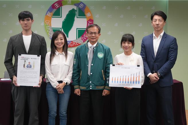 总预算再封杀   竹县议员批财政水位比枯水期的头前溪还低  杨文科也看不下去。（民进党提供）