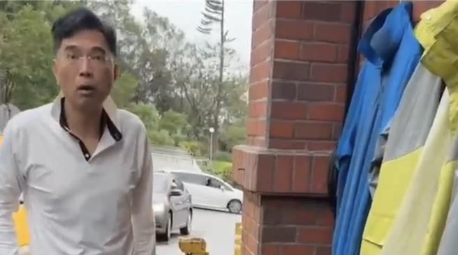 新北市新店区31岁王姓男子昨日下午开车返家时，遭60岁的新店区香坡里长郭永城驾驶的计程车挡路，遂鸣喇叭提醒，想不到竟因此惹怒里长，沿途开车尾随。（新店警分局提供）