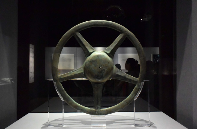 大陸四川的三星堆遺址出土形似現代汽車內「方向盤」的器物，背後其實和當時人們對於太陽的崇拜有關。（圖：新華社）
