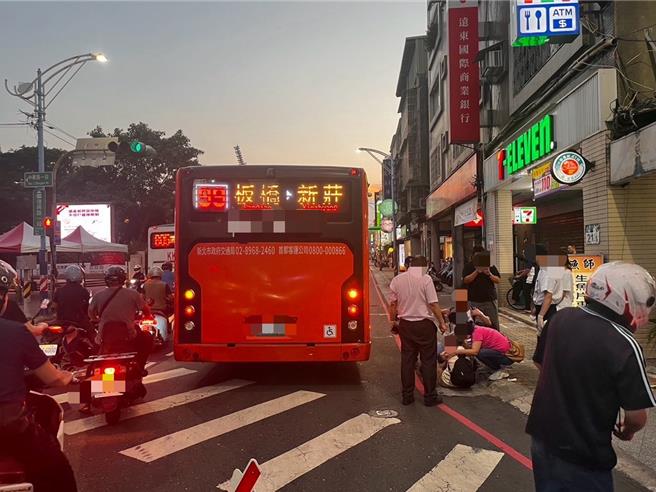 蔡妇遭撞倒后，有民眾赶紧上前关心，公车司机也下车查看。（警方提供）