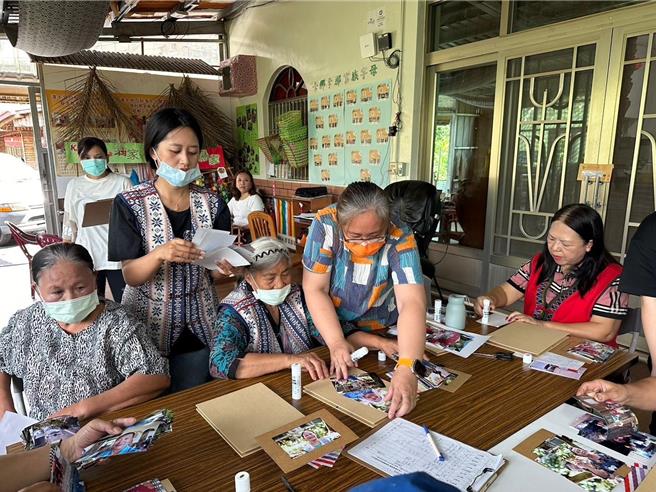 高雄市社会局在甲仙中心偏乡长辈支持方案，由文健站照服员协助长辈将拍摄照片整理制作成手工书。（社会局提供／林瑞益高雄传真）