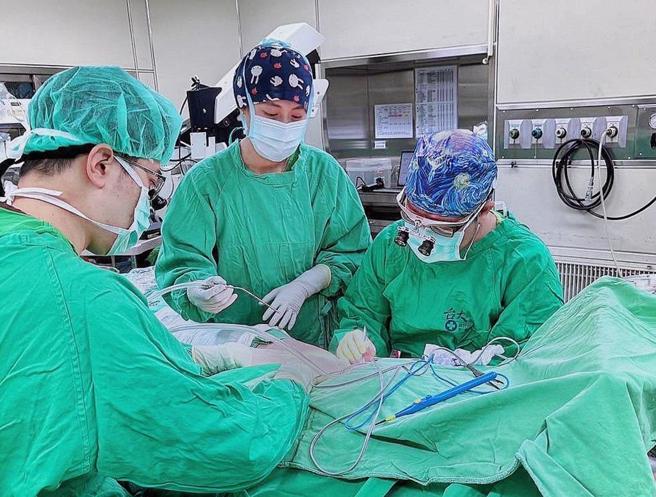 新竹台大分院整形外科医师江卓衡率领团队，为病人进行自体远端淋巴移植手术。（新竹台大分院提供／王惠慧新竹传真）