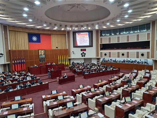 台北市议员游淑慧6日赴工务部门质询要求，北市都发局发函要求凯基银行说清楚，京华城、鼎越信托契约的本旨，有无授权提都市计画，若有鼎越就不能以「当年都市计画不是他们提出申请」为由抗告。（温予菱摄）