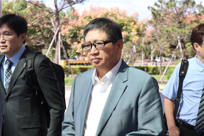 新竹縣長楊文科（中）6日因豐采520建案周邊道路坍塌案件首度出庭，並稱自己用心協調問題，未獲肯定反遭起訴。（邱立雅攝）