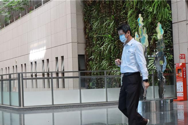 新竹縣工務處前處長江良淵開完庭後獨自步行離開法院。（邱立雅攝）