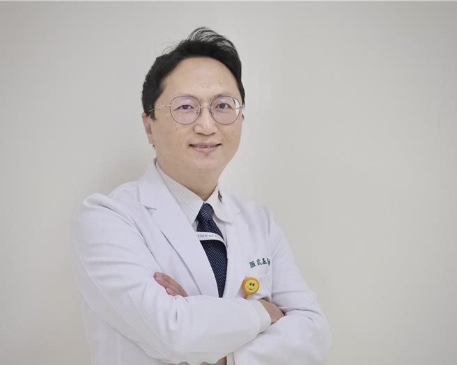 亚东医院耳鼻喉部医师罗武嘉表示，癌症治疗过程中，及早进行心臟及共病监控有助于提升治疗效果。（亚东医院提供）