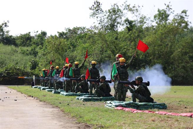国防部今日于陆军部队训练南区联合测考中心，举办「义务役基地战力鑑测－红隼火箭弹实弹射击」媒体邀访活动。（记者袁铭骏摄）