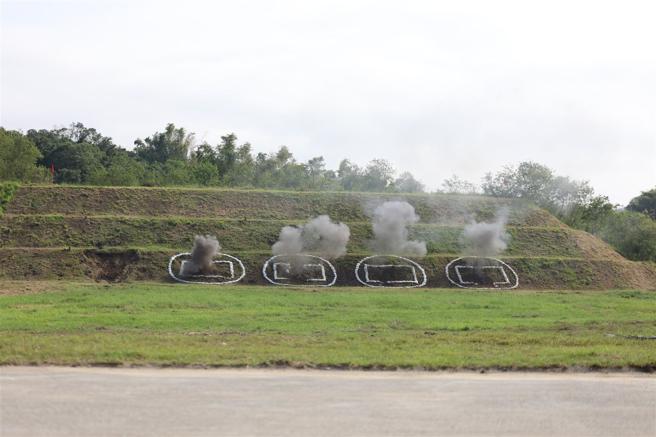 陆军步兵第137旅步1营义务役官兵今日实施红隼火箭弹实弹射击，并成功命中靶区，展现反装甲武器操作能力。（记者袁铭骏摄）