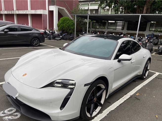 詐欺案被告所有的白色TAYCAN純電跑車將被行政執行署新北分署法拍。（新北分署提供）