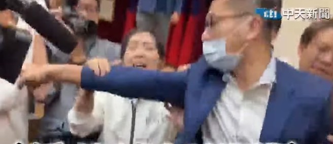 鍾佳濱遭控拉扯記者證件。（取自中天新聞）