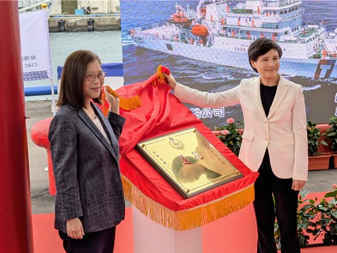 行政院副院长郑丽君（右）、海委会主委管碧玲（左）共同为海巡花莲舰命名揭牌。（张志康摄）