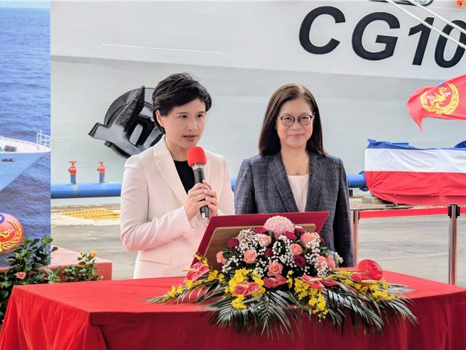 行政院副院长郑丽君（右）、海委会主委管碧玲（左）共同为海巡花莲舰命名揭牌。（张志康摄）