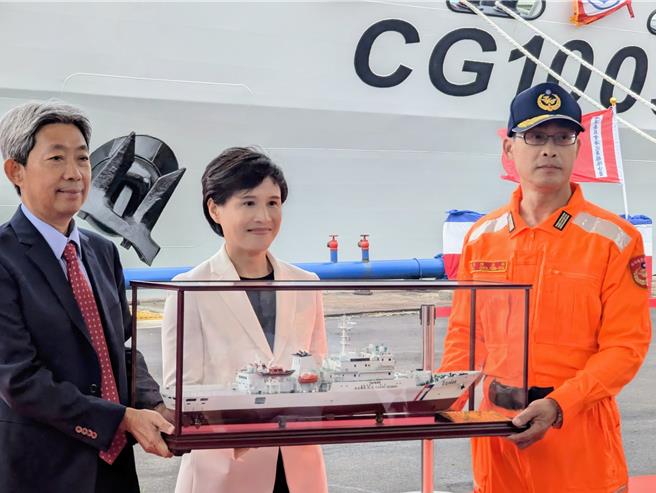 海巡连江舰在行政院副院长郑丽君（中）见证下，由台船董事长黄正弘（左）移交给澎湖海巡队。（张志康摄）